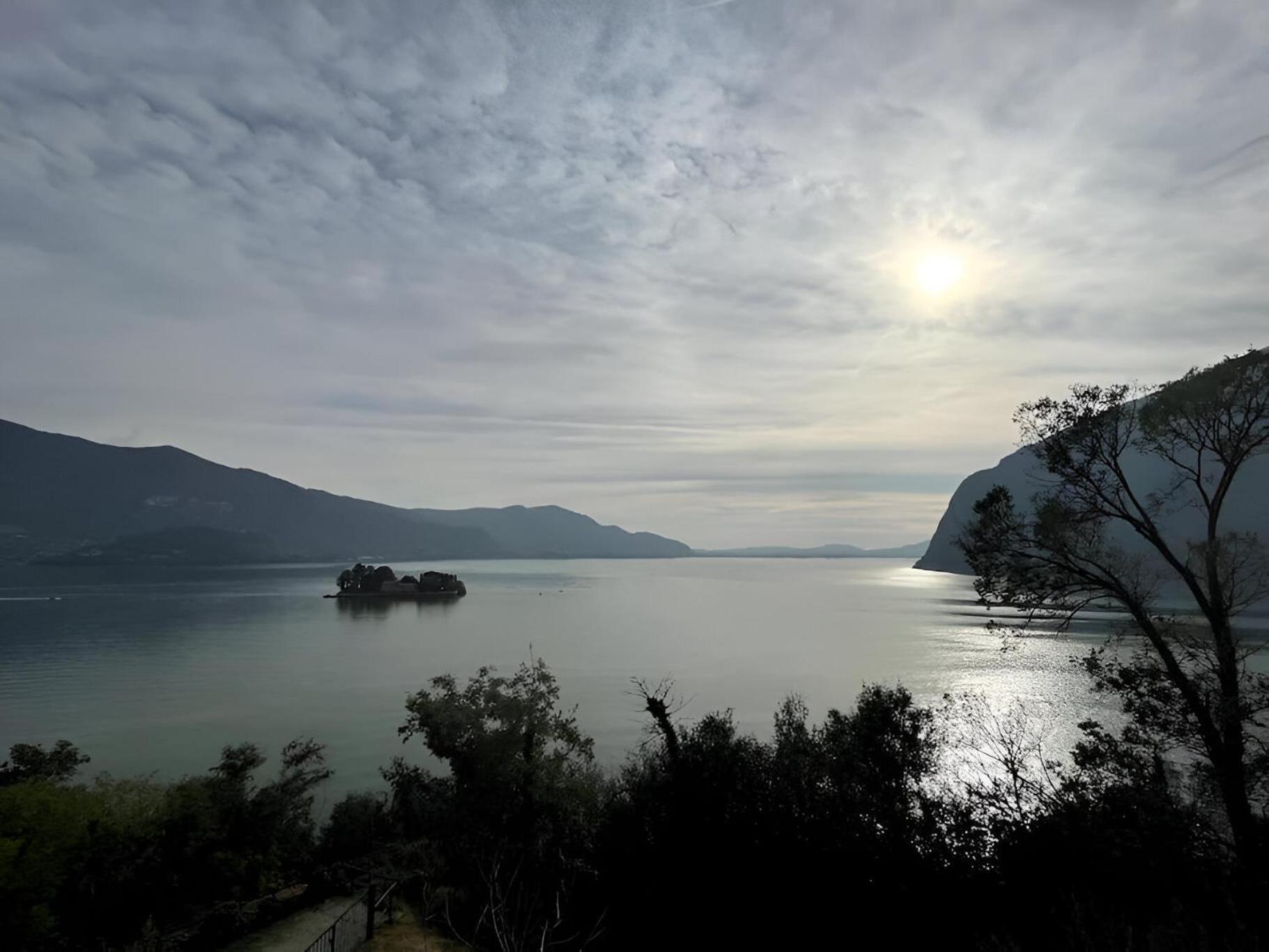 Casa Pg - Appartamento Vista Lago Monte Isola Bagian luar foto